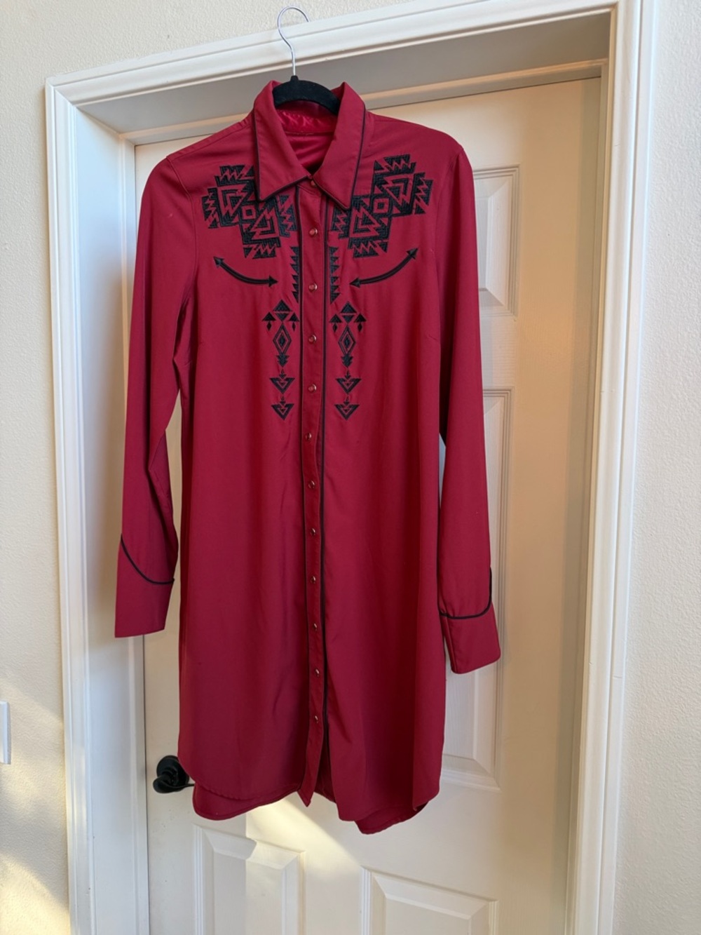 Western-Style Button Dress Shirt with Black Embroidery